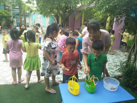HOẠT ĐỘNG VUI CHƠI NGOÀI TRỜI CỦA BÉ