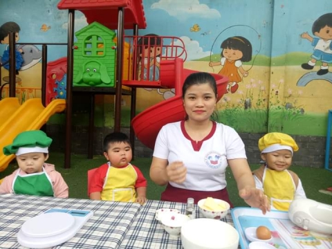 Bé làm bánh cookie 