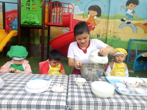 Bé làm bánh cookie 