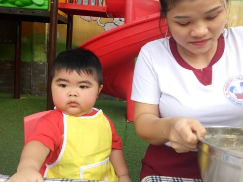 Bé làm bánh cookie 