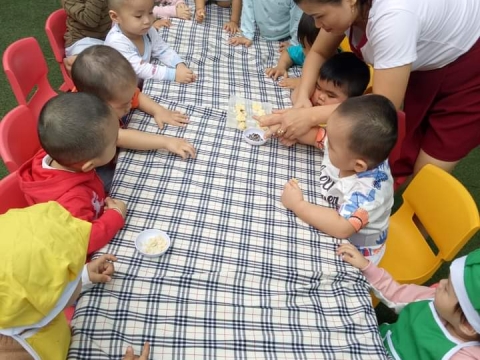 Bé làm bánh cookie 