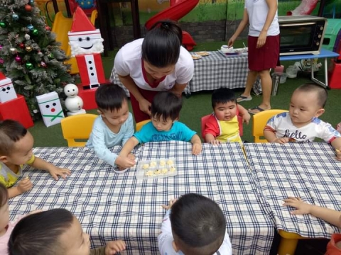 Bé làm bánh cookie 