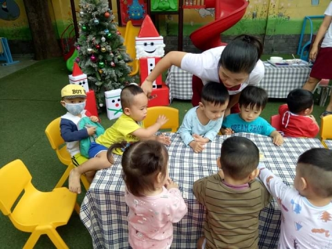 Bé làm bánh cookie 