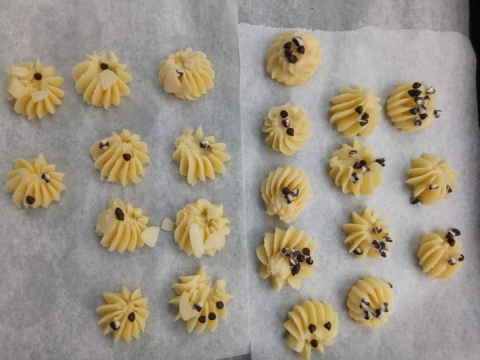 Bé làm bánh cookie 