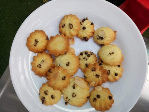 Bé làm bánh cookie 