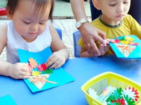 Bé làm thiệp tặng mẹ 8/3