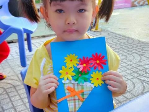 Bé làm thiệp tặng mẹ 8/3