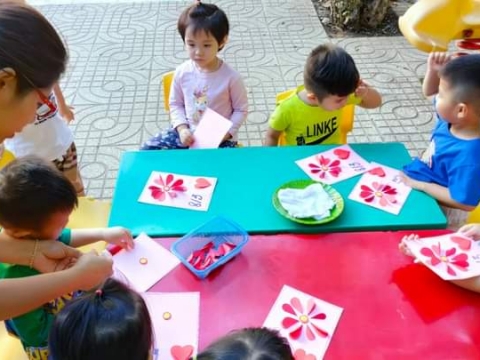 Bé làm thiệp tặng mẹ 8/3