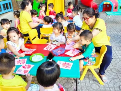 Bé làm thiệp tặng mẹ 8/3