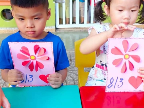 Bé làm thiệp tặng mẹ 8/3