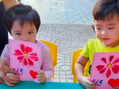 Bé làm thiệp tặng mẹ 8/3