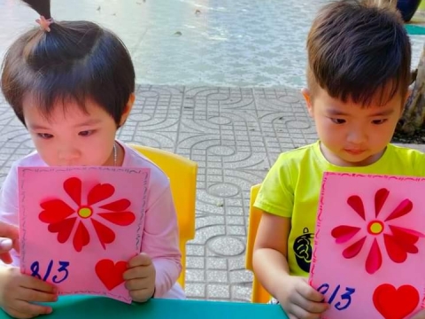 Bé làm thiệp tặng mẹ 8/3