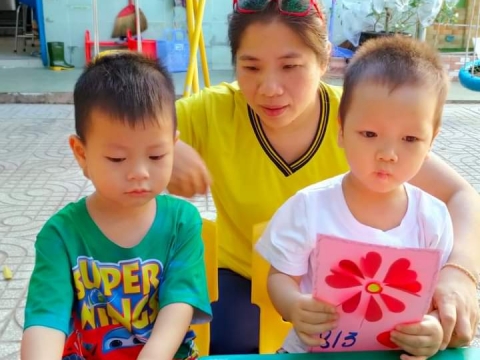 Bé làm thiệp tặng mẹ 8/3