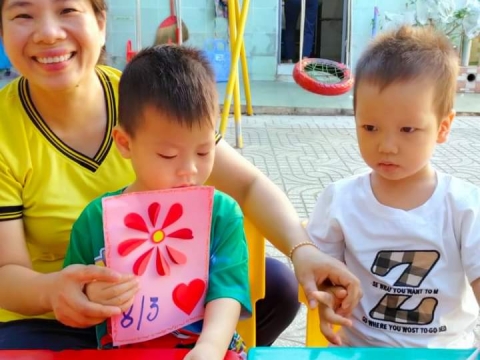 Bé làm thiệp tặng mẹ 8/3
