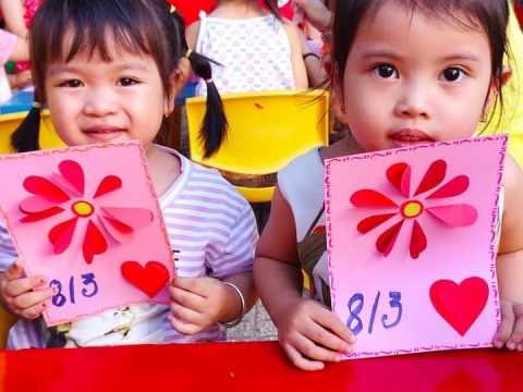 Bé làm thiệp tặng mẹ 8/3