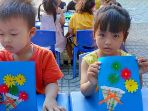 Bé làm thiệp tặng mẹ 8/3