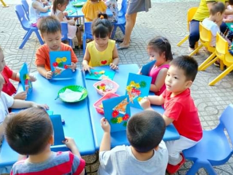 Bé làm thiệp tặng mẹ 8/3