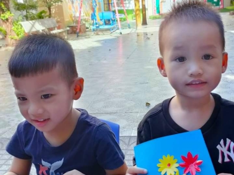 Bé làm thiệp tặng mẹ 8/3