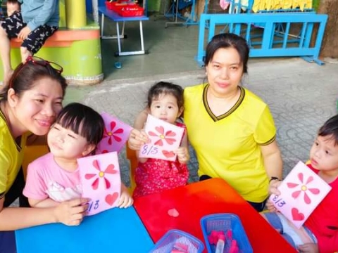Bé làm thiệp tặng mẹ 8/3