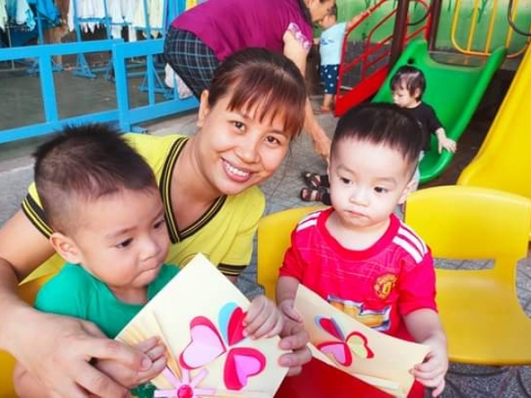 Bé làm thiệp tặng mẹ 8/3