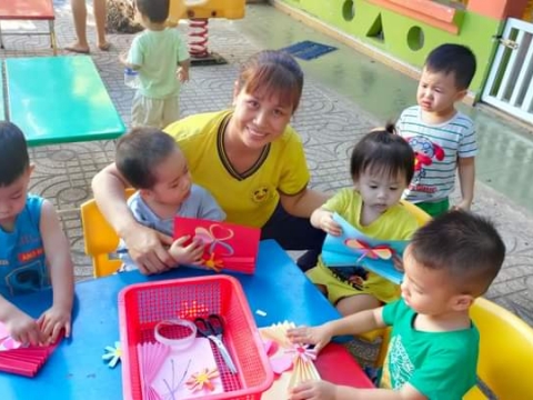 Bé làm thiệp tặng mẹ 8/3