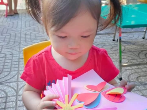 Bé làm thiệp tặng mẹ 8/3