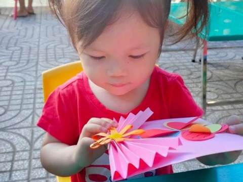 Bé làm thiệp tặng mẹ 8/3
