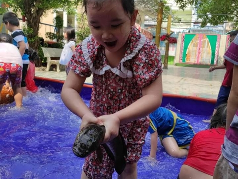 BÉ ĐI BÁCH HÓA XANH