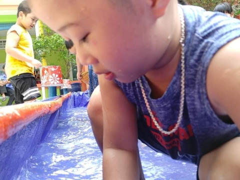 BÉ ĐI BÁCH HÓA XANH