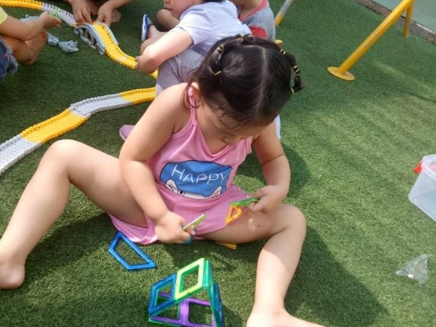 BÉ HOẠT ĐỘNG NGOÀI TRỜI