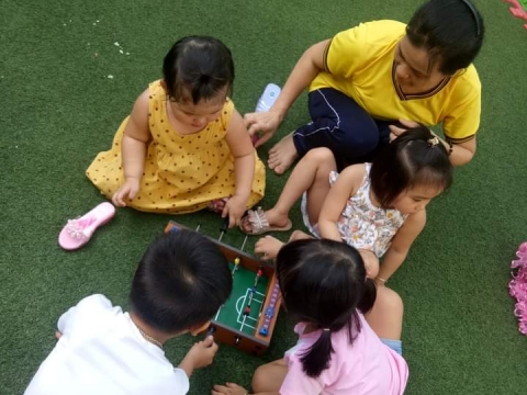 BÉ HOẠT ĐỘNG NGOÀI TRỜI