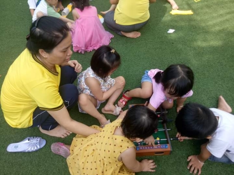 BÉ HOẠT ĐỘNG NGOÀI TRỜI
