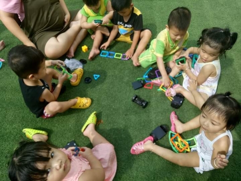 BÉ HOẠT ĐỘNG NGOÀI TRỜI