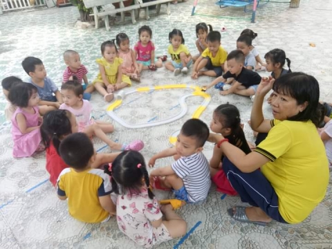 BÉ HOẠT ĐỘNG NGOÀI TRỜI