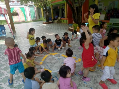 BÉ HOẠT ĐỘNG NGOÀI TRỜI