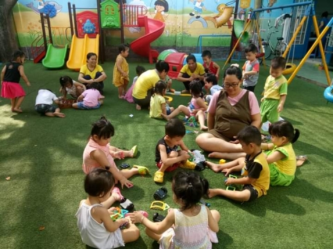 BÉ HOẠT ĐỘNG NGOÀI TRỜI