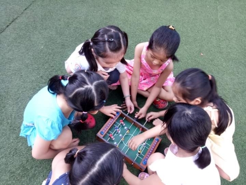 BÉ HOẠT ĐỘNG NGOÀI TRỜI