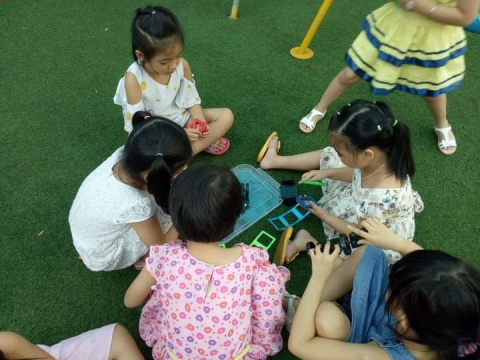 BÉ HOẠT ĐỘNG NGOÀI TRỜI
