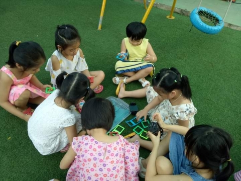 BÉ HOẠT ĐỘNG NGOÀI TRỜI