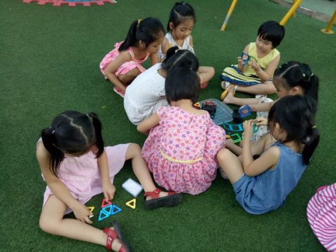 BÉ HOẠT ĐỘNG NGOÀI TRỜI