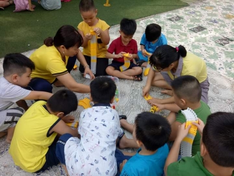 BÉ HOẠT ĐỘNG NGOÀI TRỜI