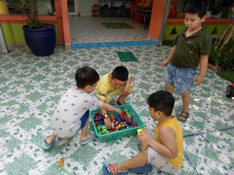 BÉ HOẠT ĐỘNG NGOÀI TRỜI