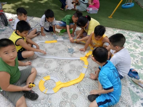 BÉ HOẠT ĐỘNG NGOÀI TRỜI