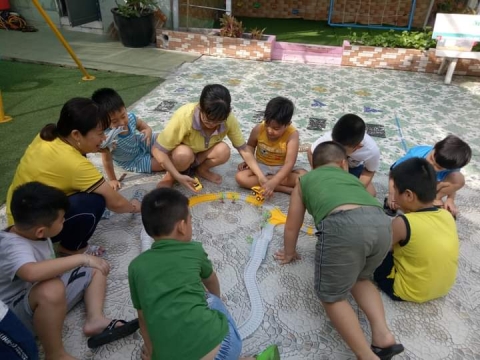 BÉ HOẠT ĐỘNG NGOÀI TRỜI