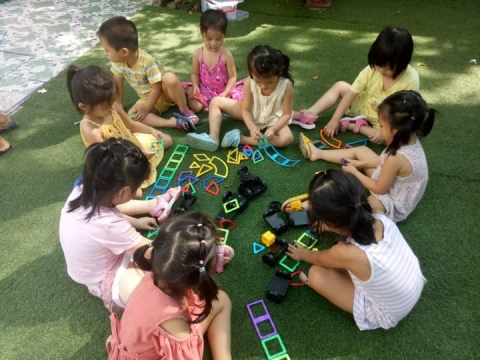 BÉ HOẠT ĐỘNG NGOÀI TRỜI