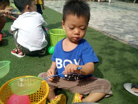 BÉ CHƠI VỚI NƯỚC