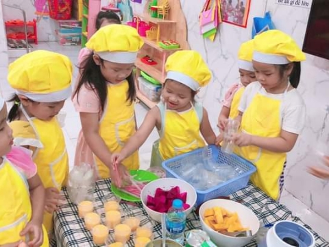 BÉ LÀM SINH TỐ
