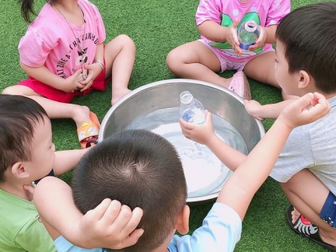 Lớp Mầm 2 Bé chơi đong nước vào chai