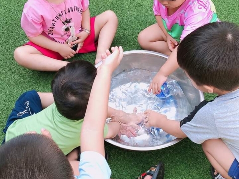 Lớp Mầm 2 Bé chơi đong nước vào chai