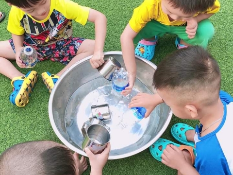 Lớp Mầm 2 Bé chơi đong nước vào chai